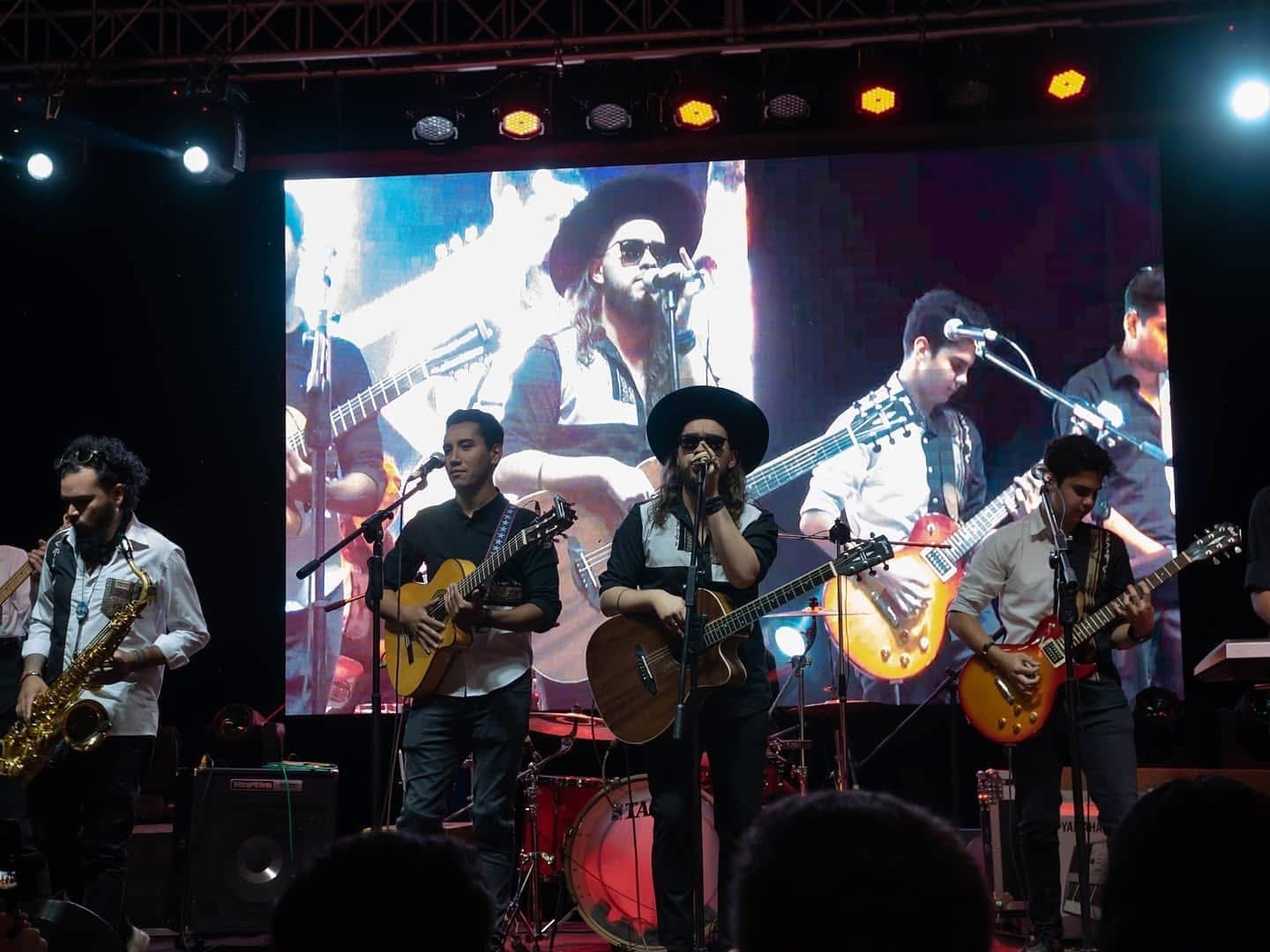 Royé Campero junto a su banda en concierto